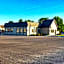 Country Club Inn & Suites