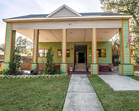 Suburban Studios Tallahassee near University