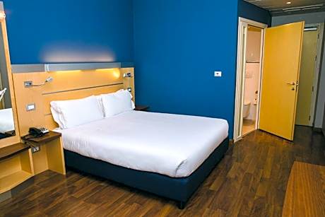 Standard Queen Room - Accessible with Free Breakfast