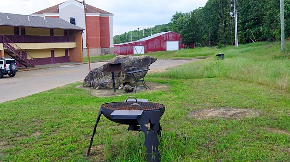 Holiday Lodge & Suites