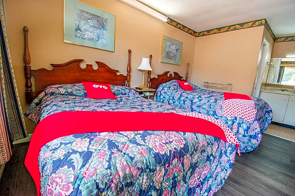 OYO Hotel Calhoun, GA I-75