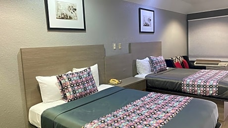 Queen Suite with Two Queen Beds