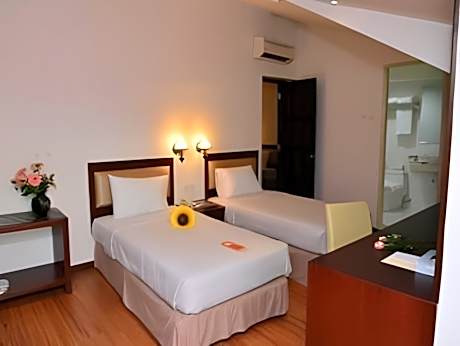 Deluxe Twin with Bathtub