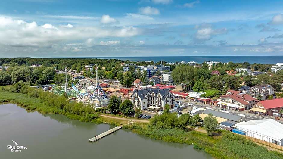 Marina Mielno z widokiem na jezioro