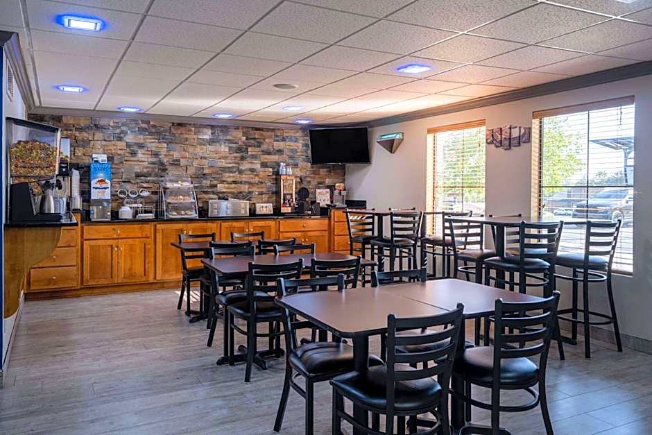 Days Inn & Suites by Wyndham Commerce