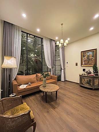 House in Alley - Orange Apartment