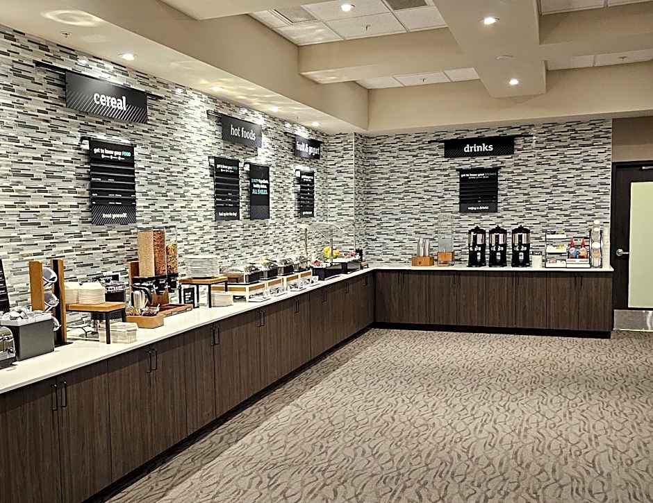 Holiday Inn & Suites Farmington Hills - Detroit NW by IHG