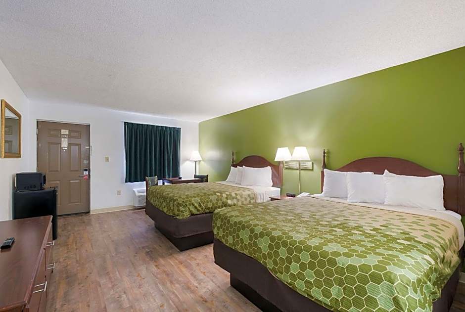 Econo Lodge Inn & Suites East