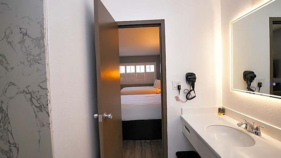 SeaSide Inn & Suites