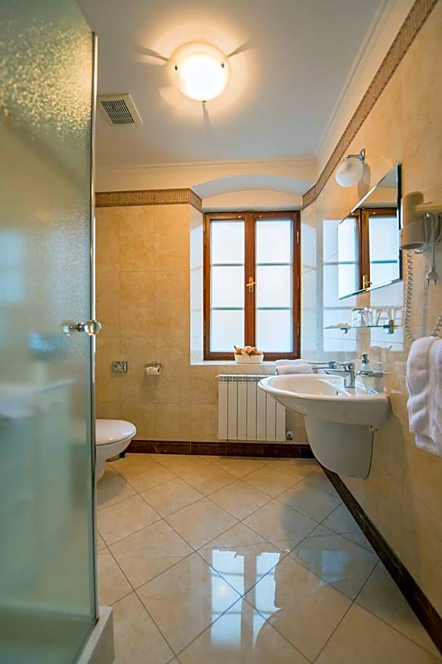 Hotel Octarna - Free On-site Parking