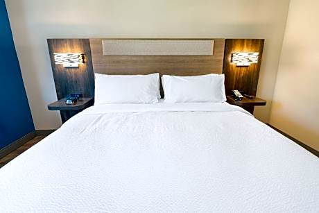 King Room - Mobility Access/Roll in Shower - Non-Smoking