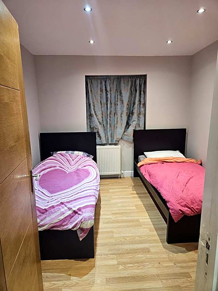 2 Bedroom Flat - Travel Direct to Heathrow/Central