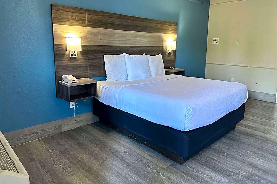 Photo 1 of 10 of 1 King Bed, Accessible