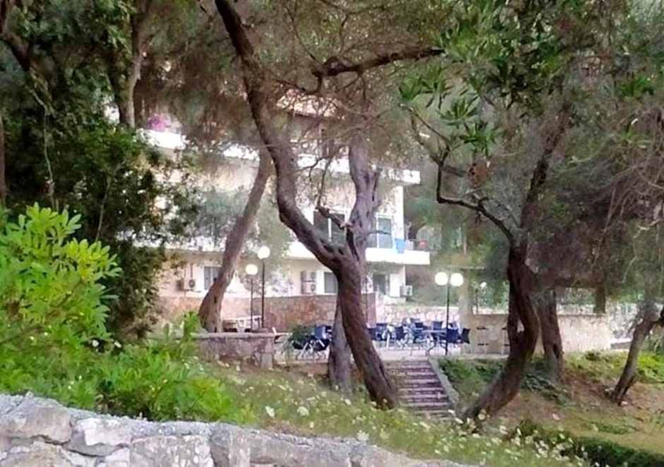 Amfitriti Hotel & Studios