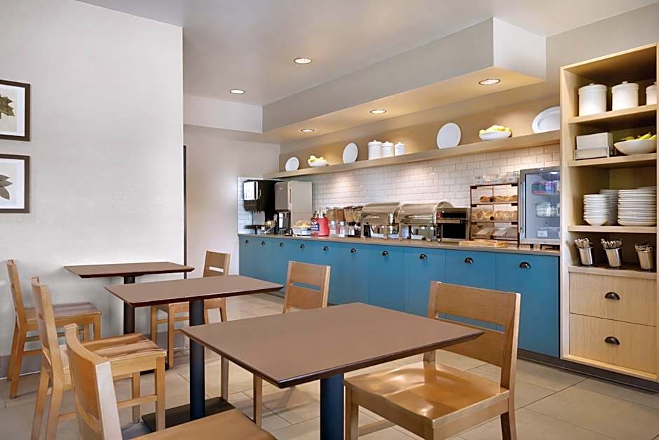 Country Inn & Suites by Radisson, Brooklyn Center, MN