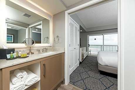1 King Bed 2 Room Suite High Floor Oceanfront