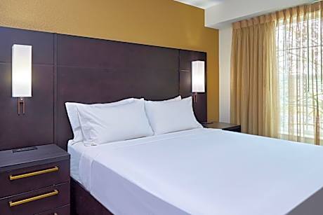 One-Bedroom Queen Suite with Sofa Bed and Adapted Tub - Mobility and Hearing Accessible