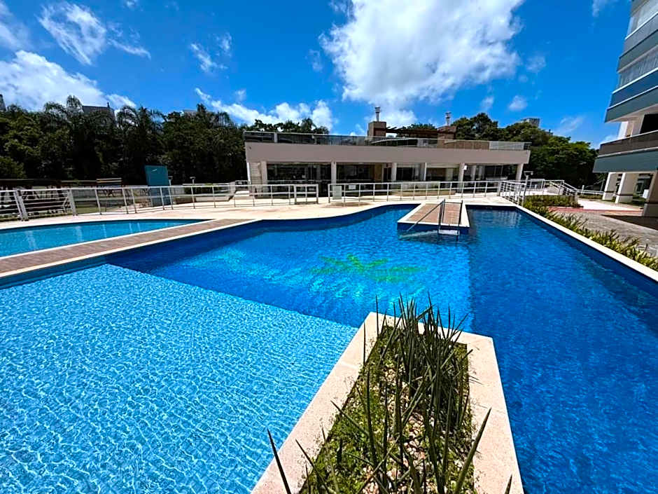 cód 55 - Apartamento no melhor condomínio da praia