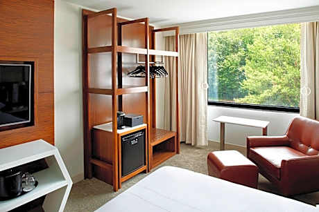 Large Queen Room with Two Queen Beds and Balcony