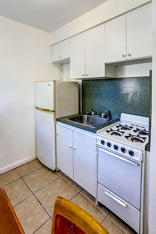 Richard's Motel Courtyard