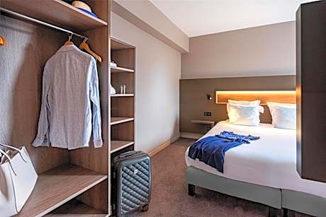 Family Room with One Queen bed and Two Single Beds - Non-Smoking