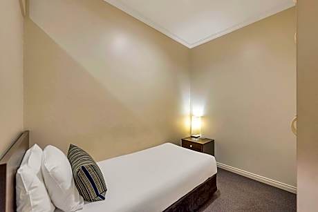 2 Bedroom Apartment (1 Queen Bed and 1 Single Bed)