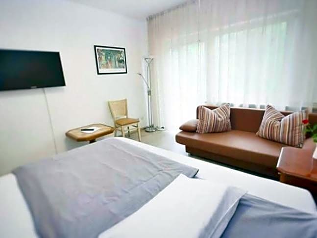 Foto 1 dari 5 — Small Double Room