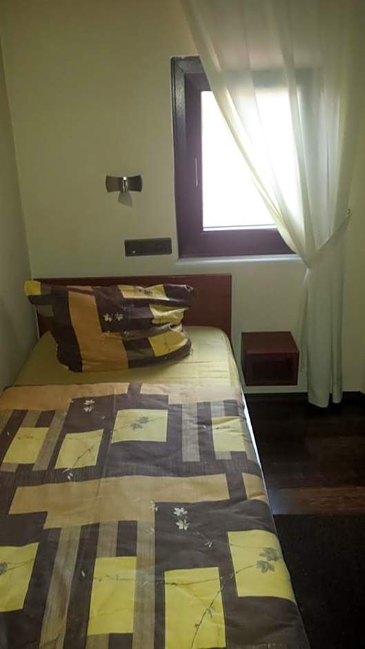 Foto 1 dari 7 — Single Room