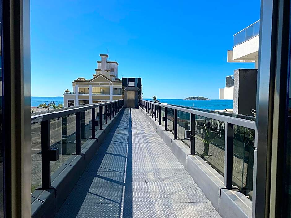 Espaço c/ piscinas e vista panorâmica da Praia