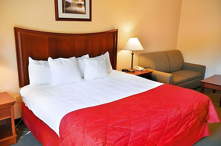 Clarion Inn & Suites At The Outlets Of Lake George