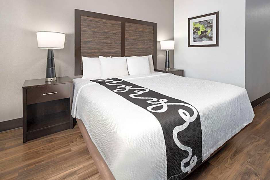 La Quinta Inn & Suites by Wyndham Buffalo Airport