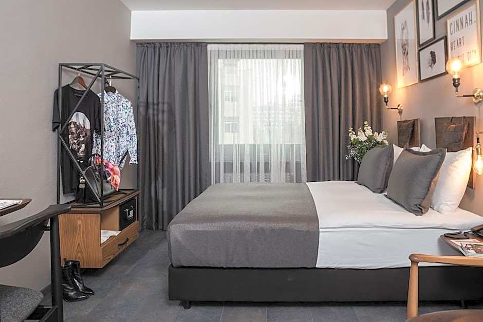 Photo 1 of 50 of Hotel Cinnah