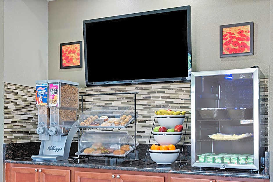 Travelodge by Wyndham Iowa City