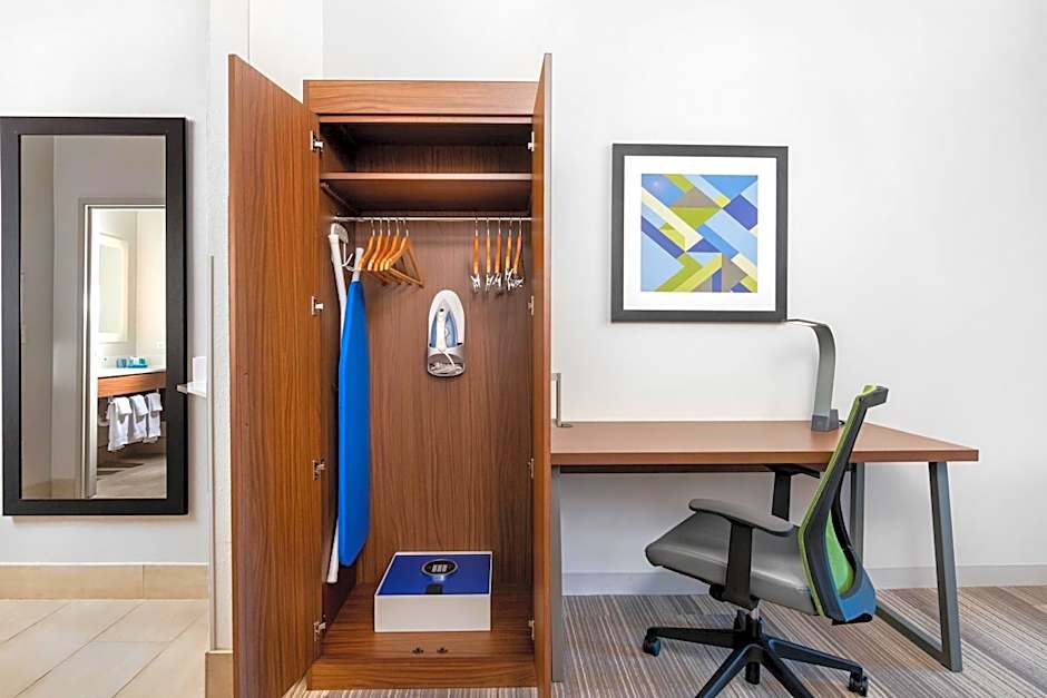 Holiday Inn Express Hotel and Suites Conroe By IHG