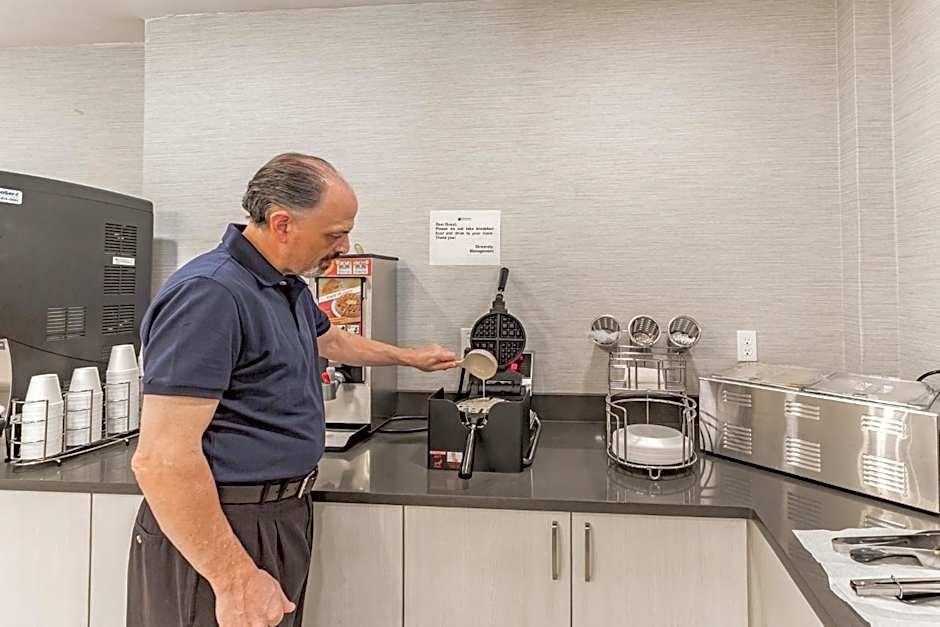 Orangewood Inn & Suites Kansas City Airport