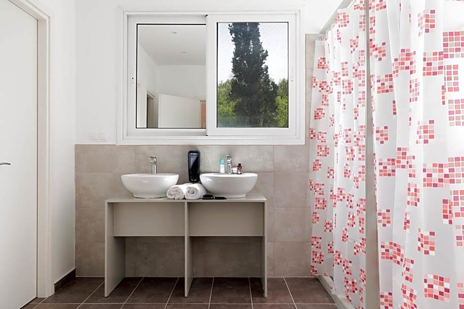 Local Hostel & Suites