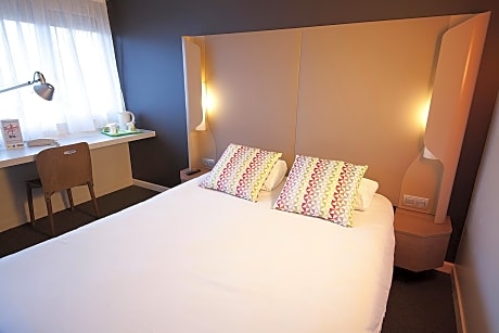 Family Room (1 Double Bed + 1 extra bed for children)
