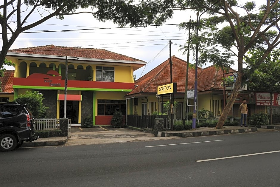 Spot On 1708 Hotel Budi Famili 1