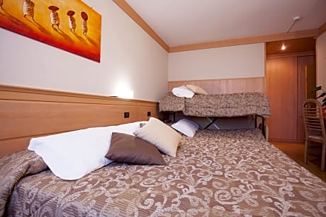 Family Room (2 Adults + 2 Children)