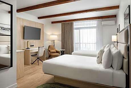 2 Queen Beds w/Balcony, Guest room, 2 Queen, Mountain view, Balcony