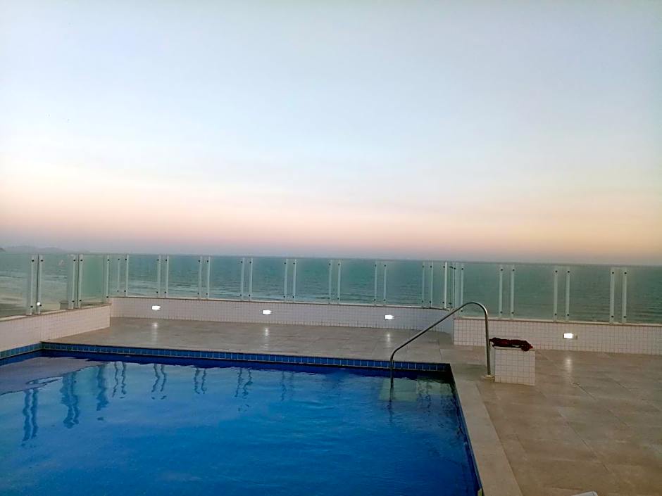 Prédio com piscina na cobertura frente ao mar, apartamento para até 6 pessoas e 3 crianças até 8 anos, churrasqueira na sacada, Wi-Fi grátis, NÃO oferecemos roupas de cama e banho, 1 vaga de garagem, na Praia Grande-Vila Mirim