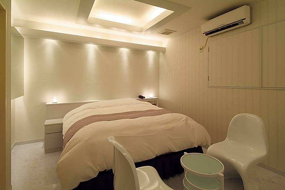 hotelLUANA 18歳未満入場禁止
