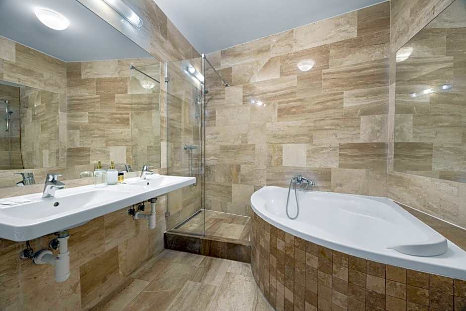 Hotel Reverie - Dependance, Check-in at Metropolitan Star