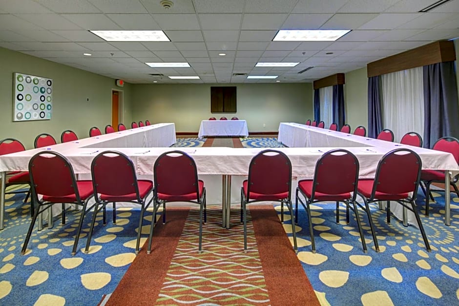 Holiday Inn Express Hotel & Suites Emporia By IHG
