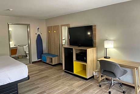 King Room with Roll-In Shower - Mobility Access/Non-Smoking