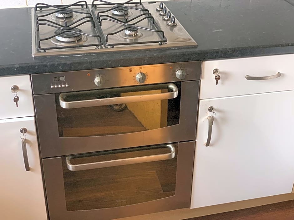 Private Rooms In A Cheerful 4-Bedroom Town House