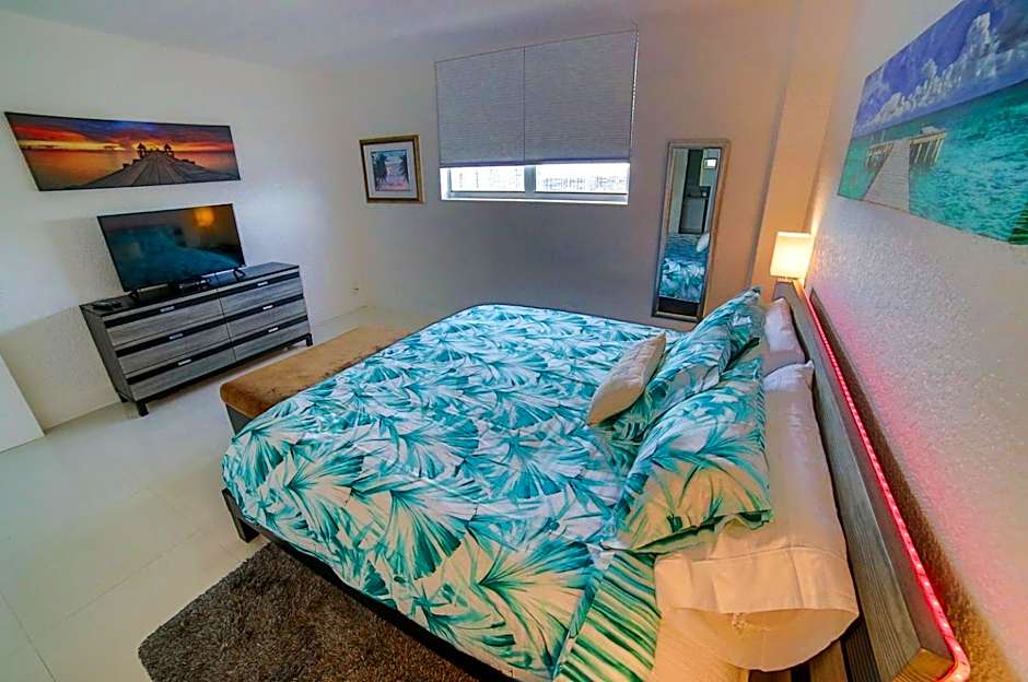 Beautiful penthouse condo with stunning views of both ocean and city