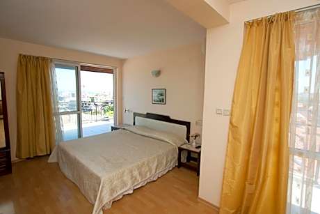 Panoramic Studio with 2 Terraces and Sea View