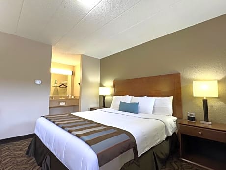 King Room with Mobility/Hearing Access and Roll-In Shower, Non-Smoking