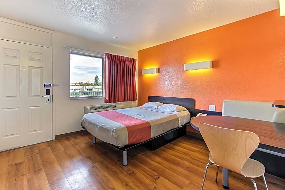 Super 8 by Wyndham Santa Clara